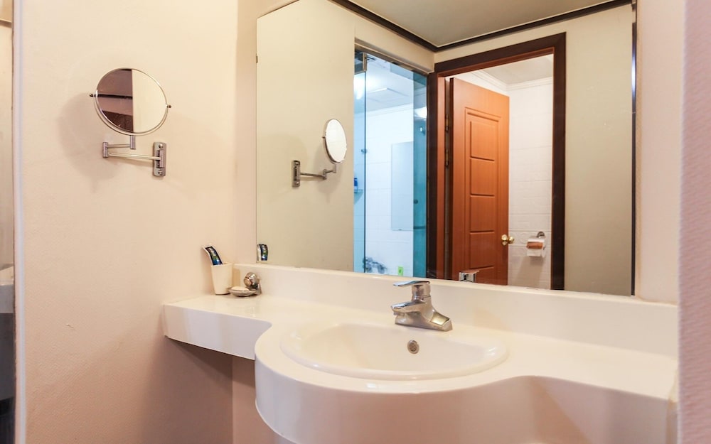 Room (Deluxe Twin (Ocean View)) - Photo 5