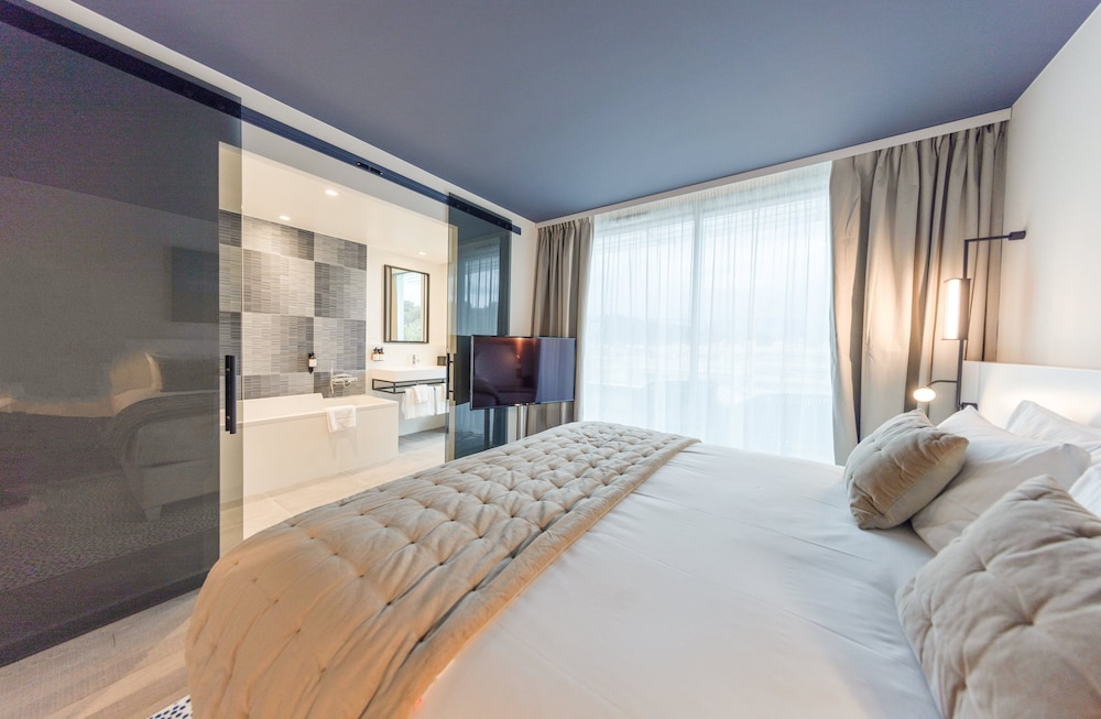 Premium Room, 1 King Bed, Pool Access - Photo 15