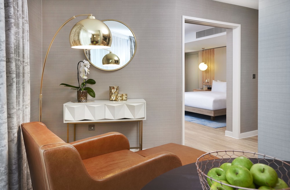 Suite, 1 Queen Bed, City View
