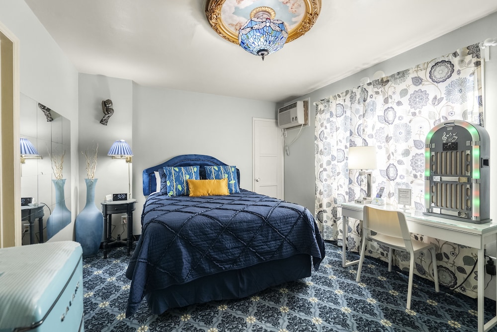 The James Dean: 1 Queen Bed, Non-Smoking, CORP RATE