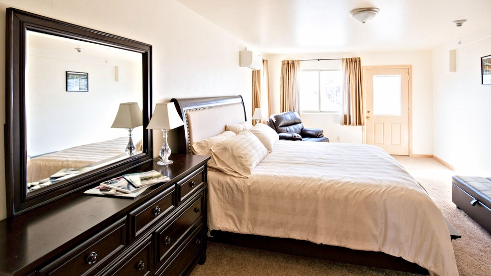 Deluxe King Bedroom with Mountain View photo 1