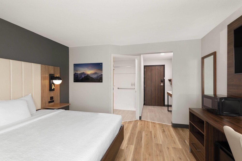 Room, 1 Double Bed, Accessible, Non Smoking (Mobility/Hearing Impaired Accessible) - Photo 4