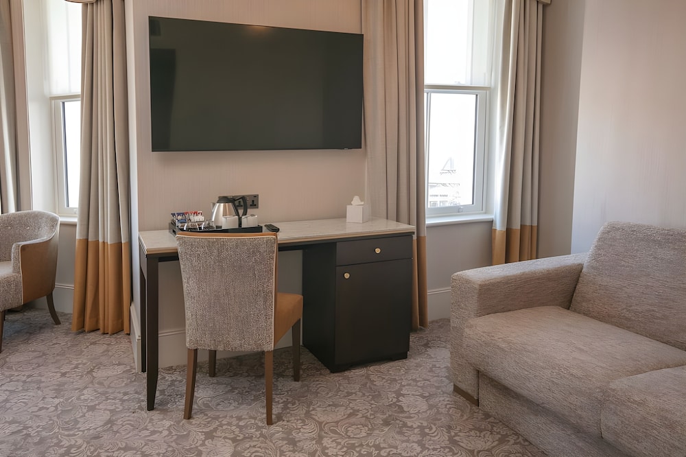 Premium Room, 1 King Bed with Sofa bed photo 3