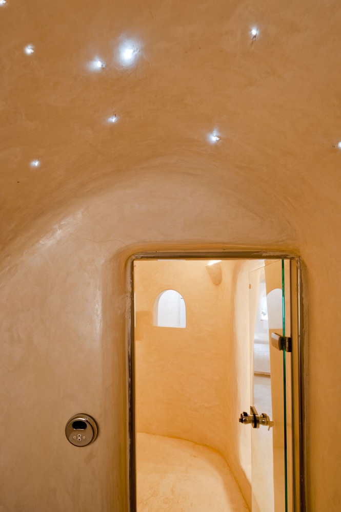 Kapari Honeymoon Suite with Indoor Hot tub, Private Terrace & Caldera View - Photo 4