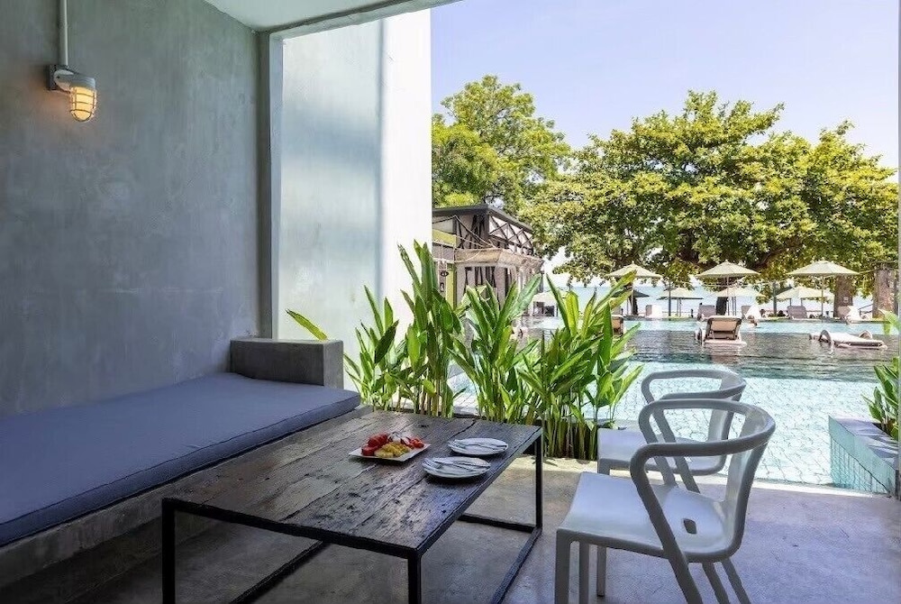 Premium Room, 1 King Bed, Pool Access