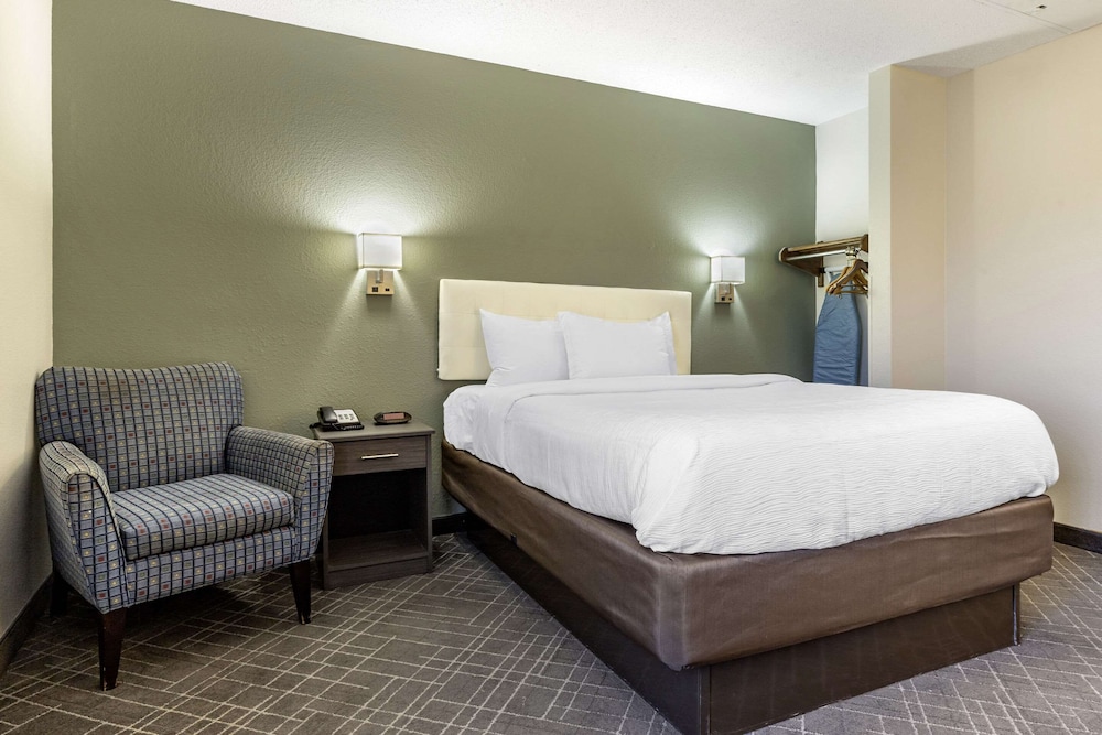 Standard Room, 1 Queen Bed, Non Smoking - Photo 4