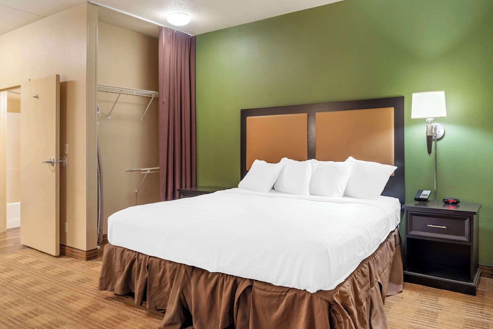 Standard Room, 1 King Bed, Non Smoking - Photo 1