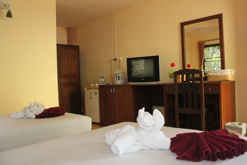 Standard Bungalow with Twin Beds and Garden View photo 3