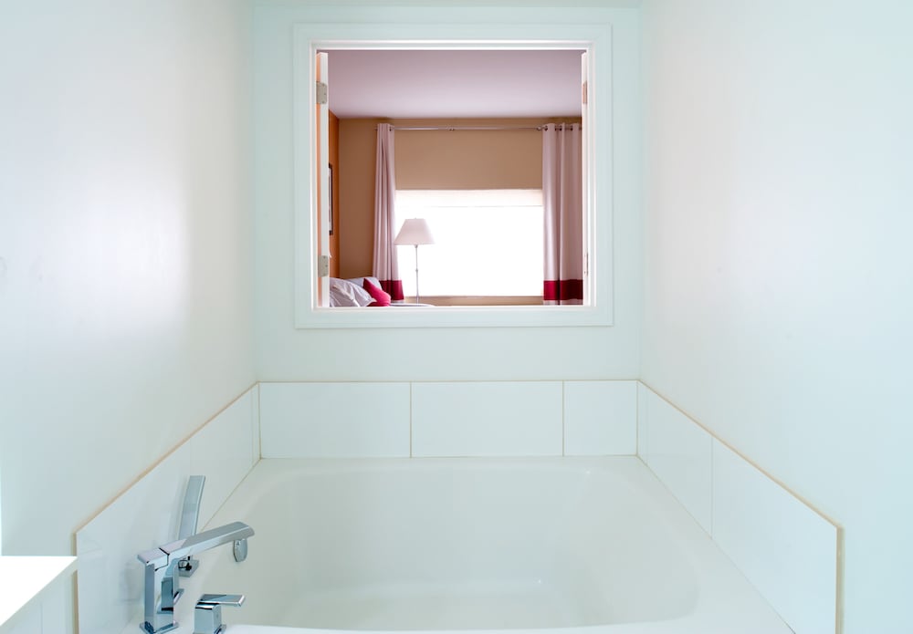 Superior Room, 1 King Bed, Bathtub - Photo 3