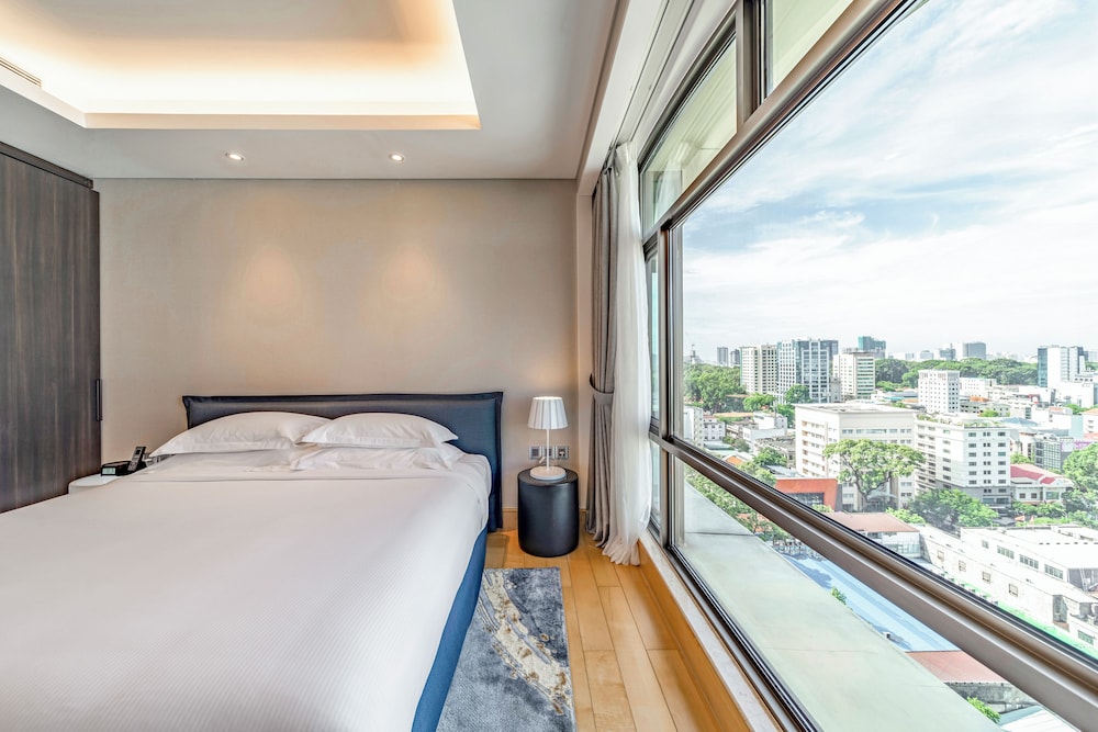 Deluxe Studio Suite, 1 King Bed, City View photo 2