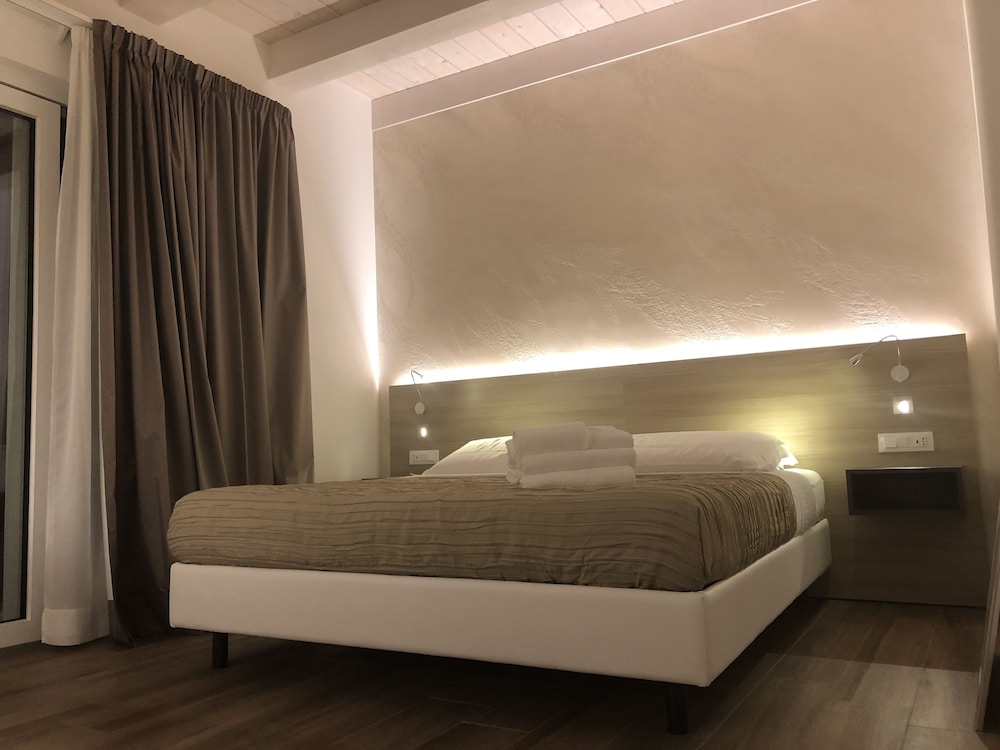 Superior Room, 1 King Bed, Pool View, Poolside - Photo 3