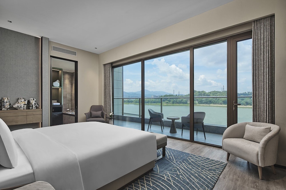 Suite, 1 King Bed (Living Area) photo 2