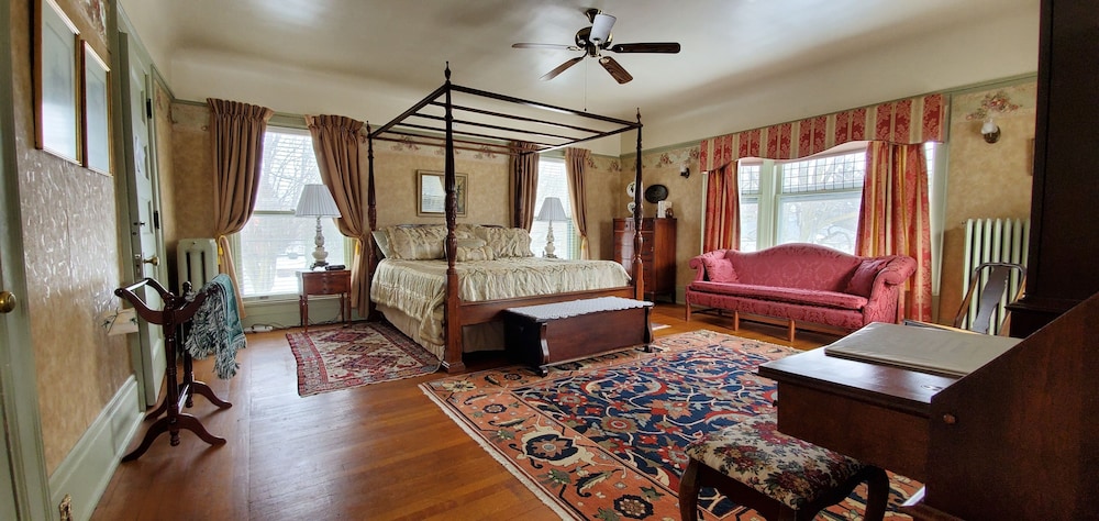 Elite Suite, 1 King Bed, Jetted Tub (The Ammi Wright)