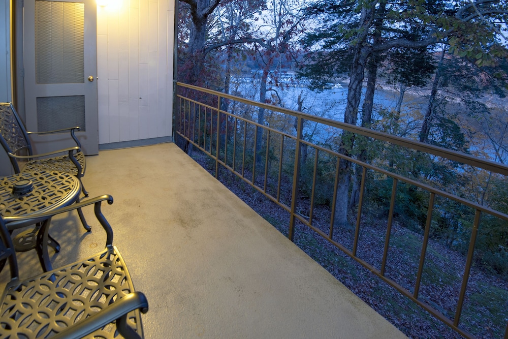 Standard Room, 1 King Bed, Lake View photo 3
