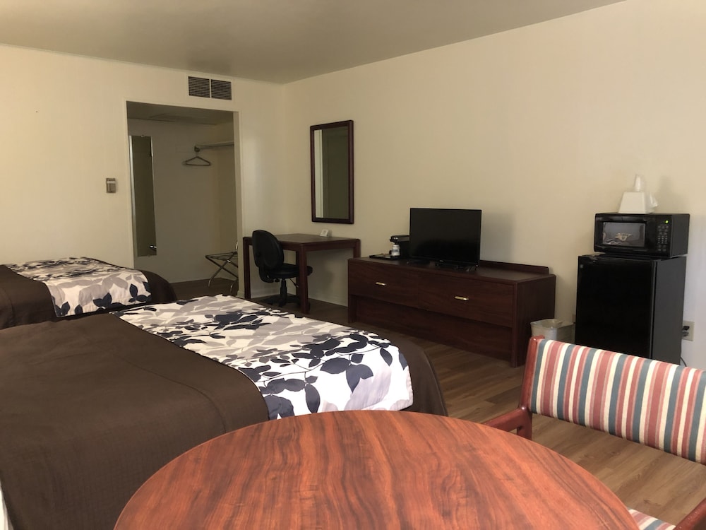 Standard Room, 2 Queen Beds, Non Smoking photo 3