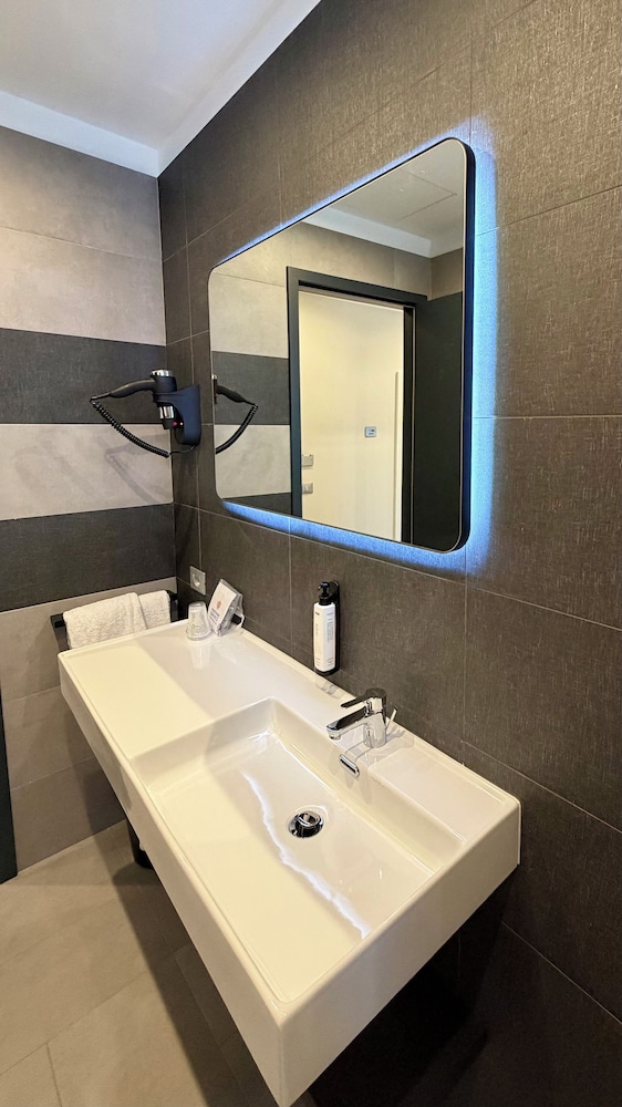 Business Double Room thumbnail 6