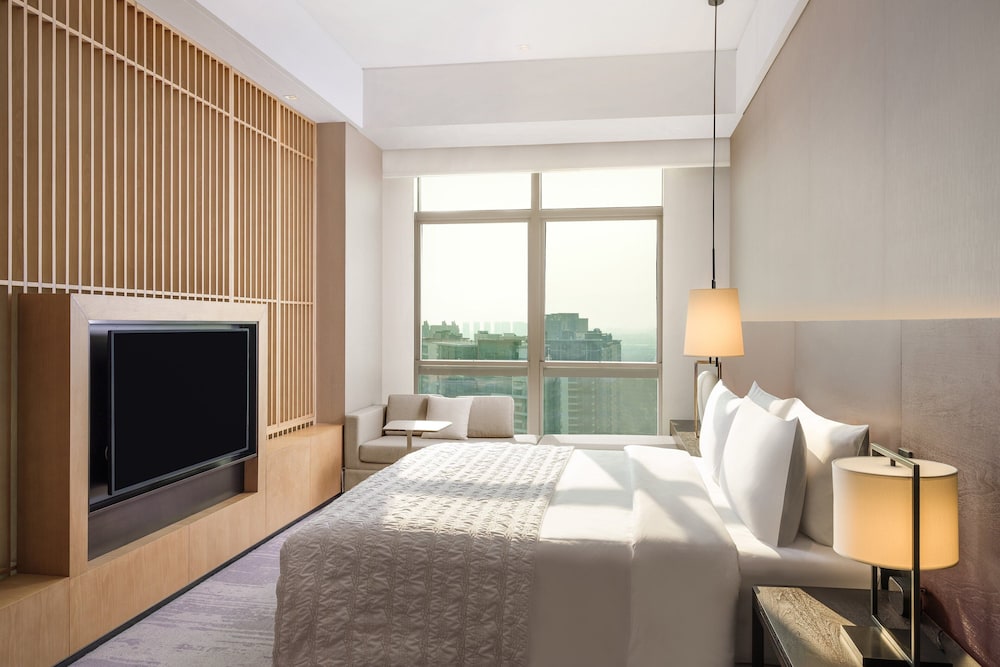 Executive Suite, 1 King Bed, City View