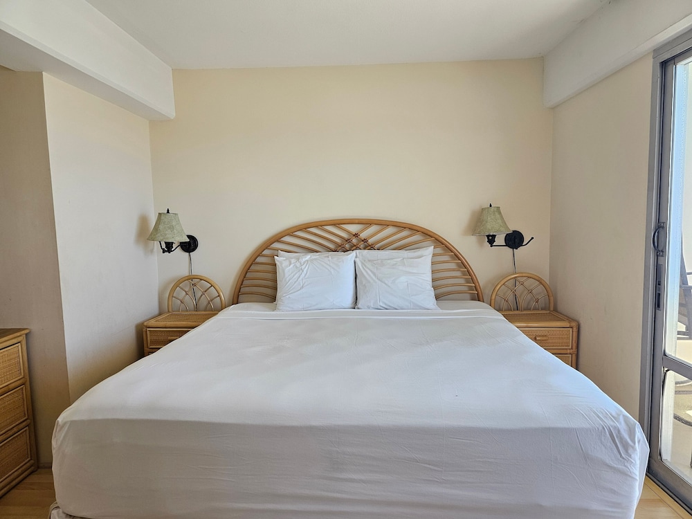 Ilikai Tower 943 Condo - Walk to the Beach, Shops & Restaurants! by RedAwning: hotel room photo