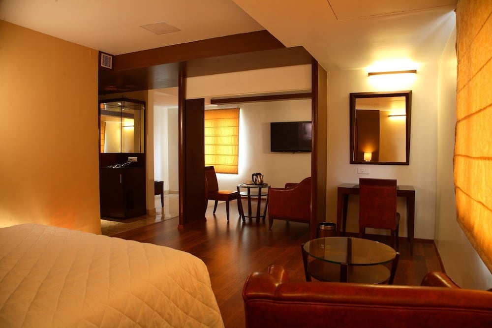 Grand Room, 1 King Bed photo 1