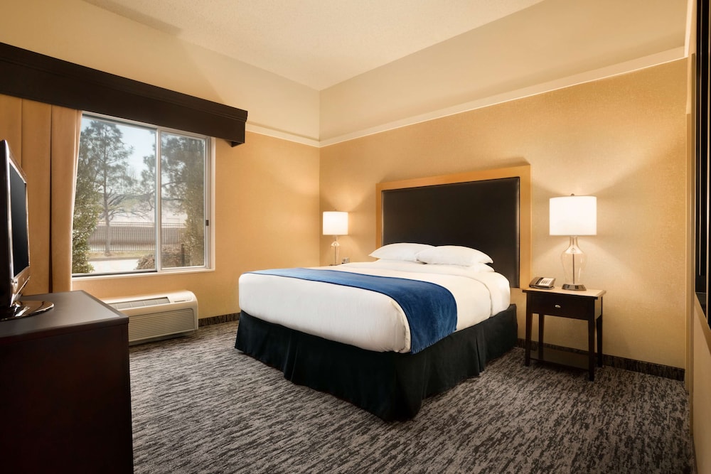 Suite, 1 King Bed, Accessible, Jetted Tub - Photo 2