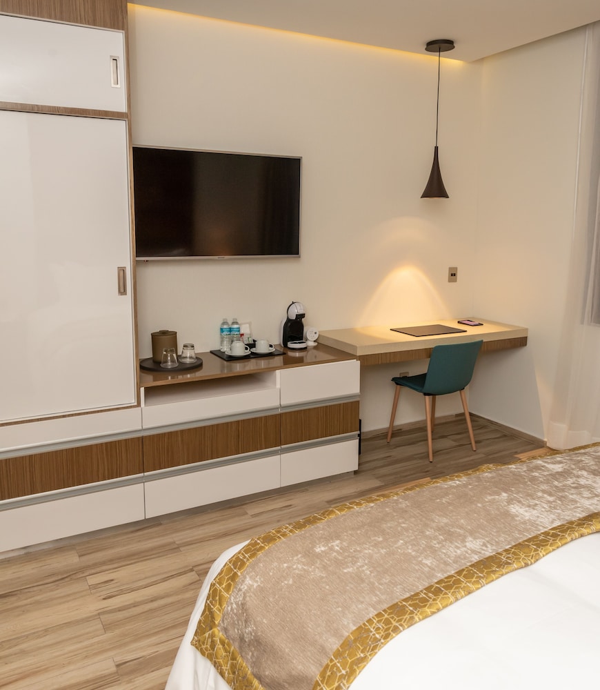 Standard Room, 1 King Bed photo 3