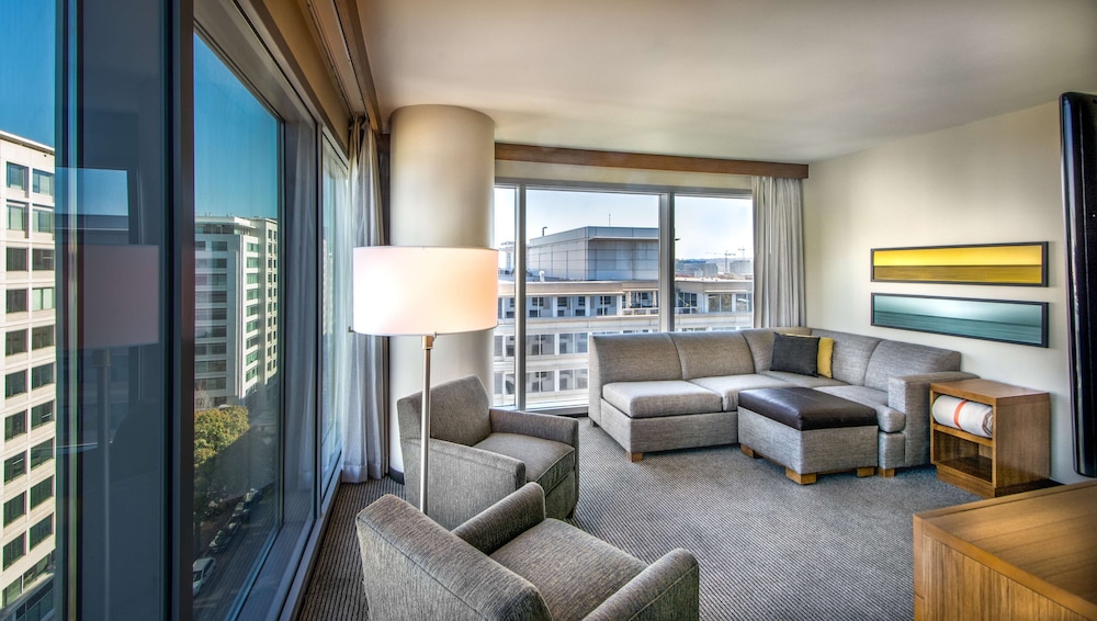 Suite, 1 King Bed with Sofa bed, Accessible, Bathtub photo 1