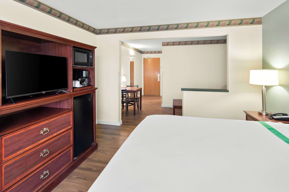 Standard Room, 1 King Bed (and a Pull Out Sofa) - Photo 2