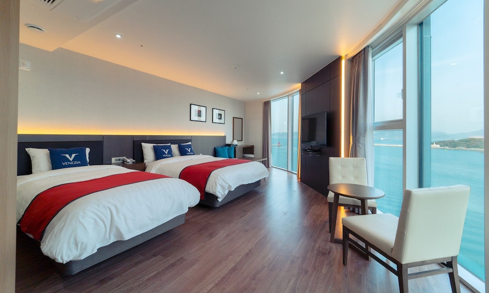 Deluxe Corner Room, Ocean View
