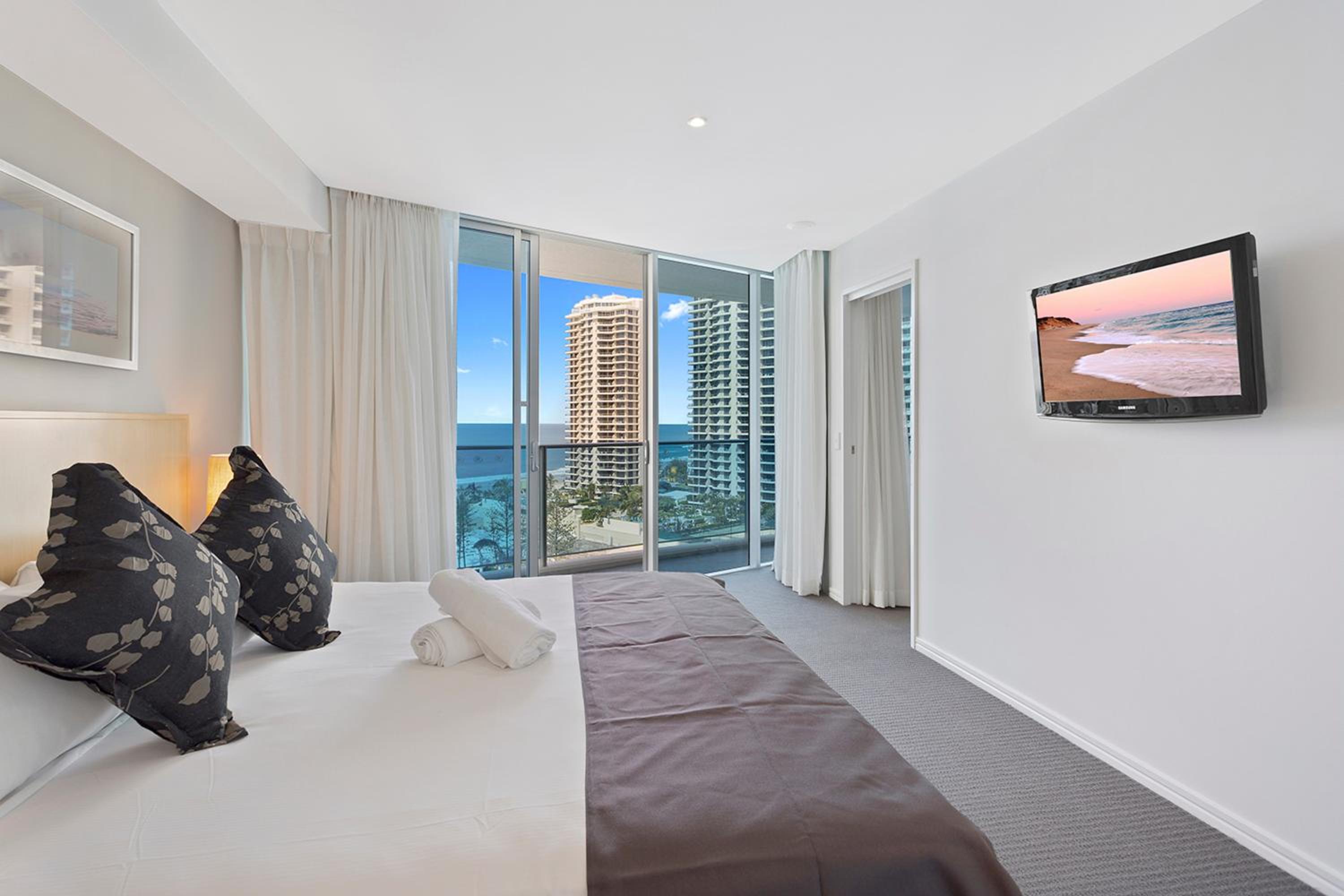 Two Bedroom, Two Bathroom Level 12 Ocean View  photo 3