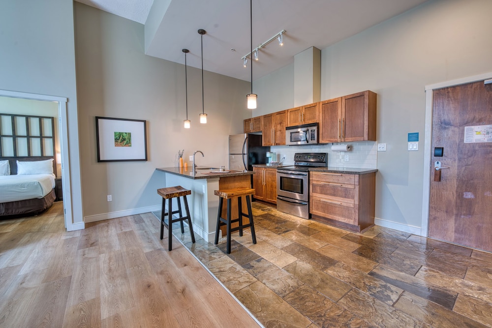 One Bedroom King Suite - Photo 5