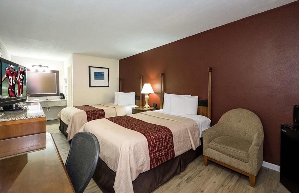 Standard Room, 2 Double Beds, Accessible, Non Smoking (Roll-In Shower) photo 2