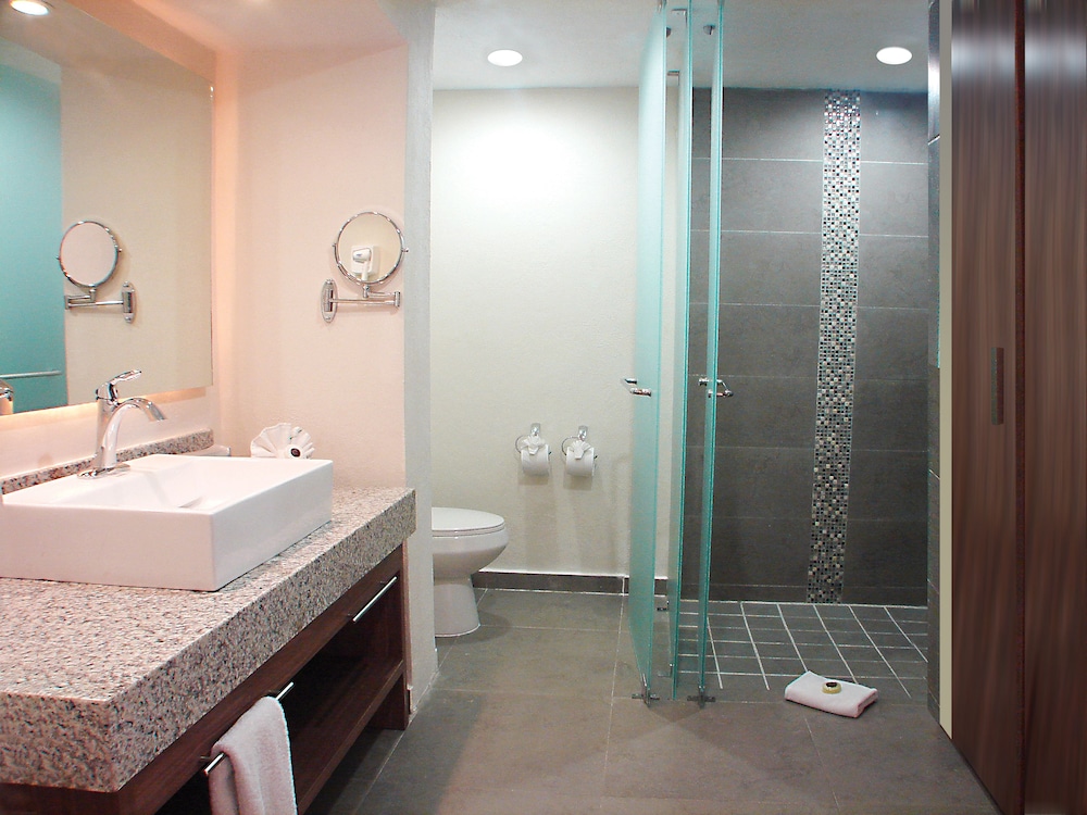 Standard Room, 2 Double Beds - Photo 5