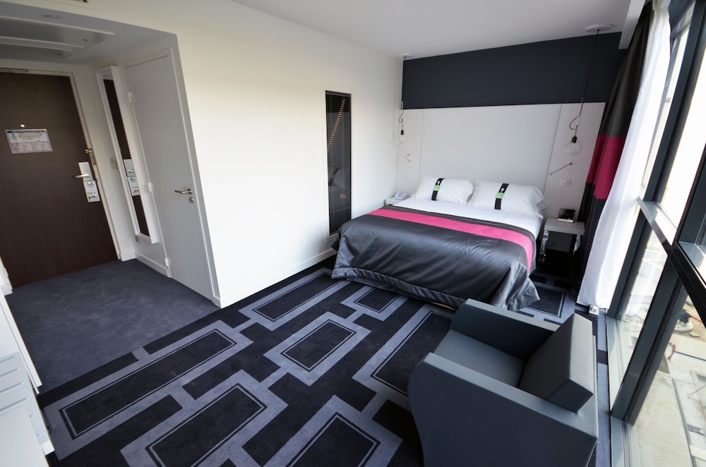 Standard Room, 1 Queen Bed (Bath/Shower Combo) - Photo 2
