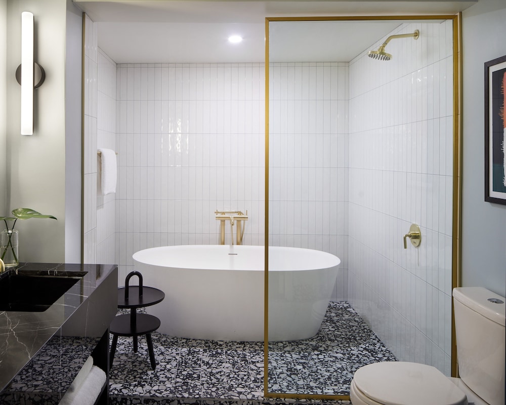 Premium King Room with One King Bed and Spa Access (Non Smoking) thumbnail 6