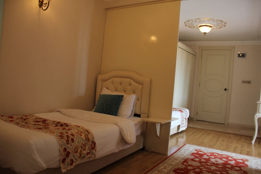 Studio Suite, Garden View (Quadruple) photo 3