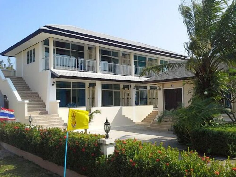 Beachfront Deluxe Bungalow photo 2