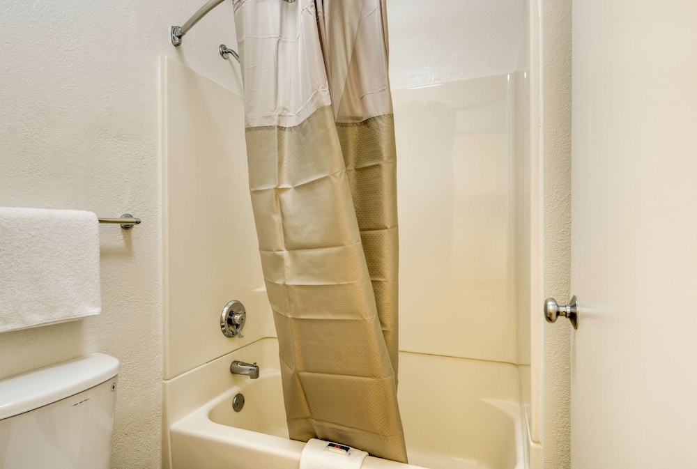 Deluxe Room, 1 Queen Bed, Non Smoking, Refrigerator