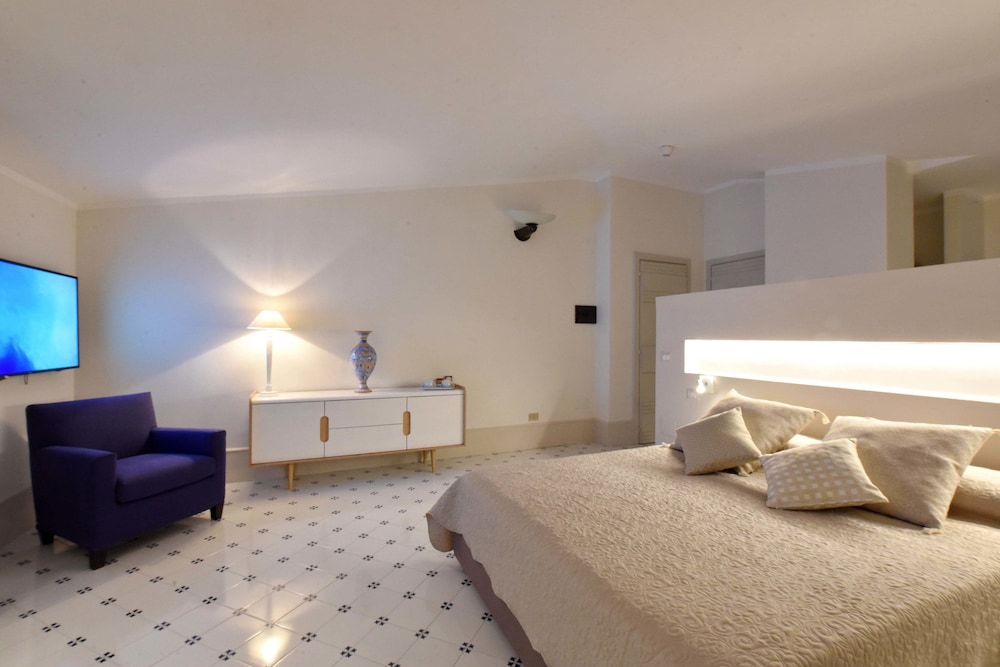 Deluxe Suite, 1 King Bed, Hot Tub, Sea Facing