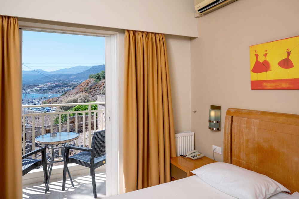 Double or Twin Room, Sea View thumbnail 5
