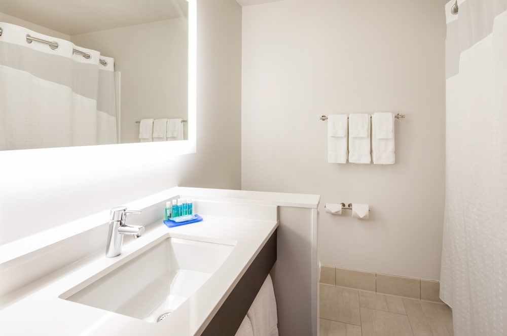 Standard Room, 2 Double Beds, Roll-in Shower (Communications Accessible) - Photo 4