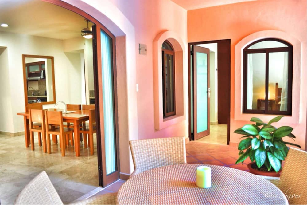 Suite, 3 Bedrooms - Photo 10