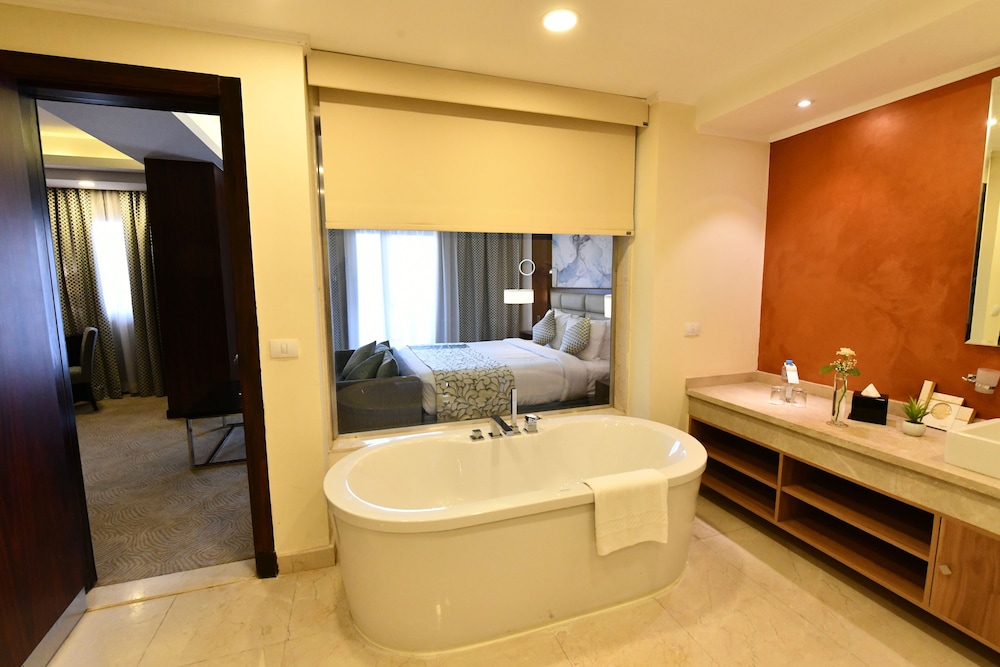 Grand Room, 1 King Bed, City View (Deluxe) - Photo 9