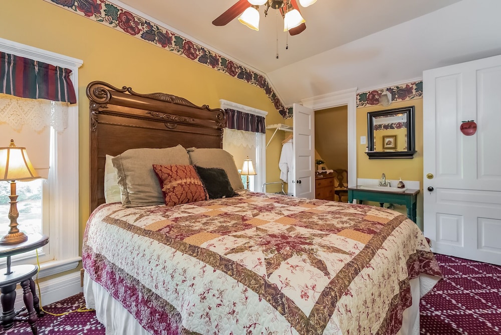 Junior Suite, 1 Queen Bed, Jetted Tub (Jonathan) photo 2