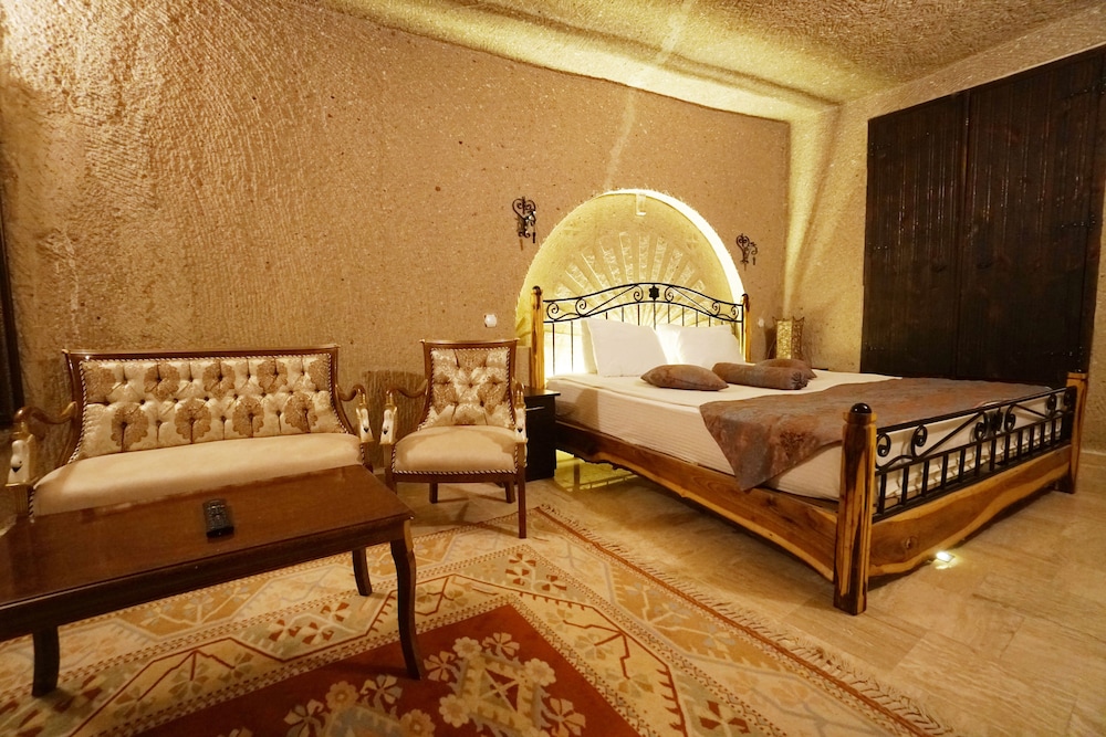 Deluxe Cave Suite with Spa Bath photo 1