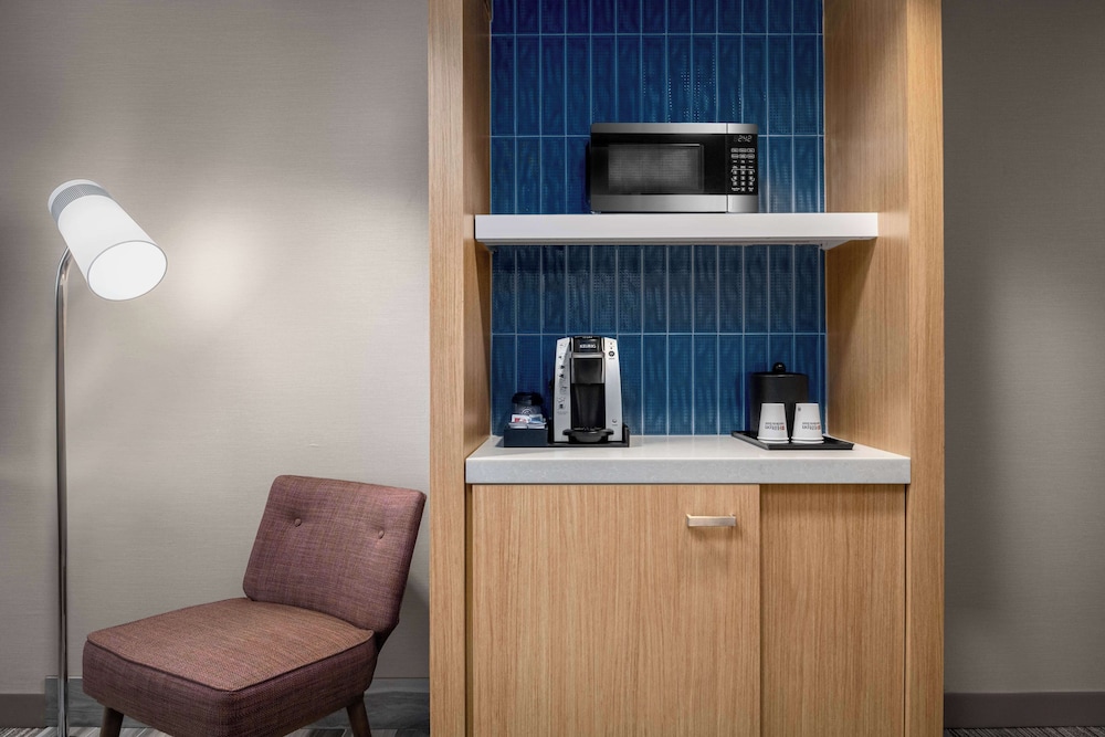 Junior Suite, 1 King Bed, Microwave - Photo 3