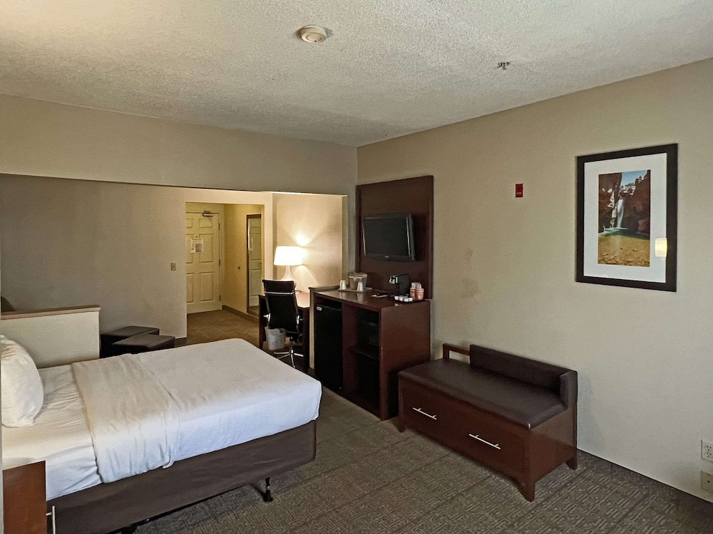 Suite, 1 Queen Bed with Sofa bed, Non Smoking - Photo 5