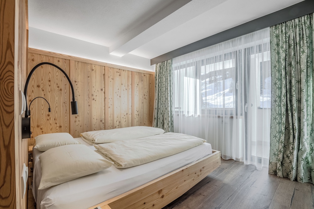 Superior Studio, Balcony, Mountain View