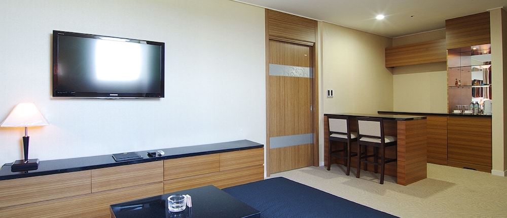 Business Suite, 1 Bedroom, City View - Photo 2