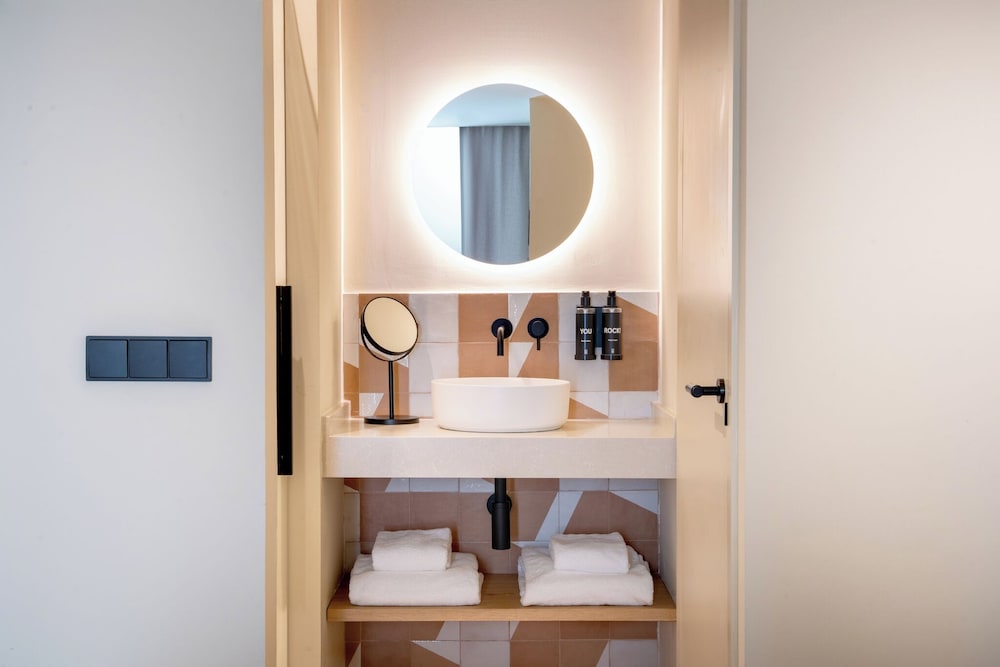 Boutique double room thumbnail 6