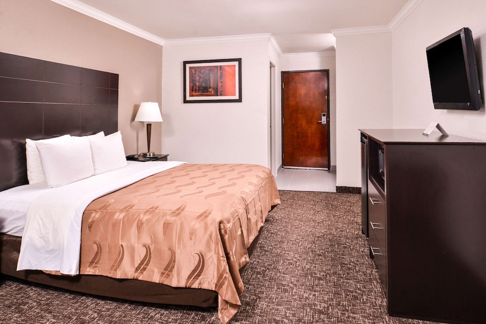 Standard Room, 1 King Bed, Non Smoking - Photo 7